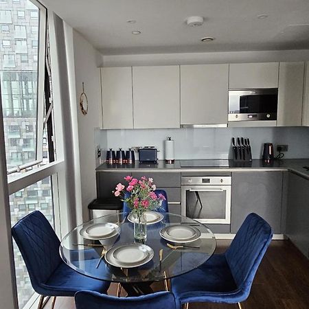 2 Bed Luxurious Apartments Canary Wharf Londra Esterno foto