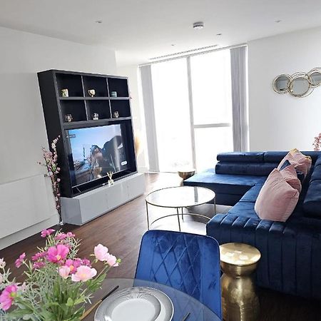 2 Bed Luxurious Apartments Canary Wharf Londra Esterno foto