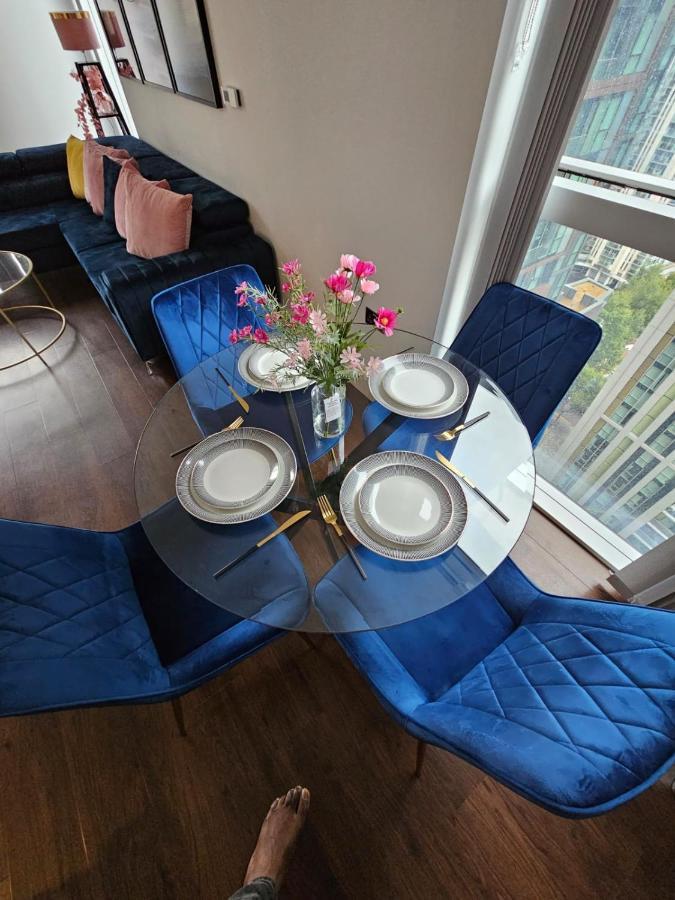 2 Bed Luxurious Apartments Canary Wharf Londra Esterno foto