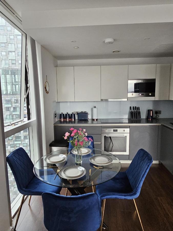 2 Bed Luxurious Apartments Canary Wharf Londra Esterno foto