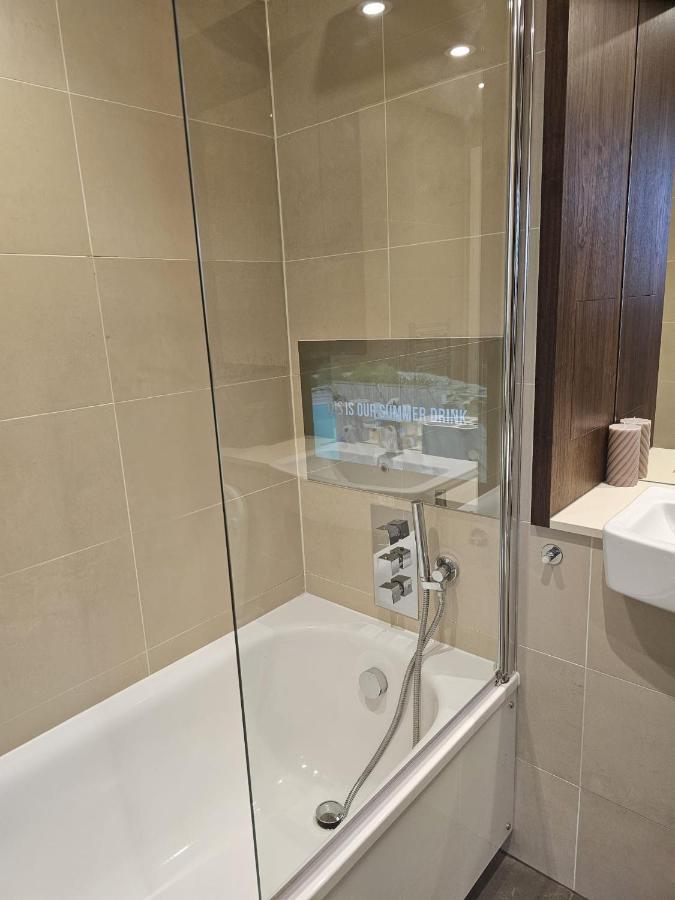 2 Bed Luxurious Apartments Canary Wharf Londra Esterno foto