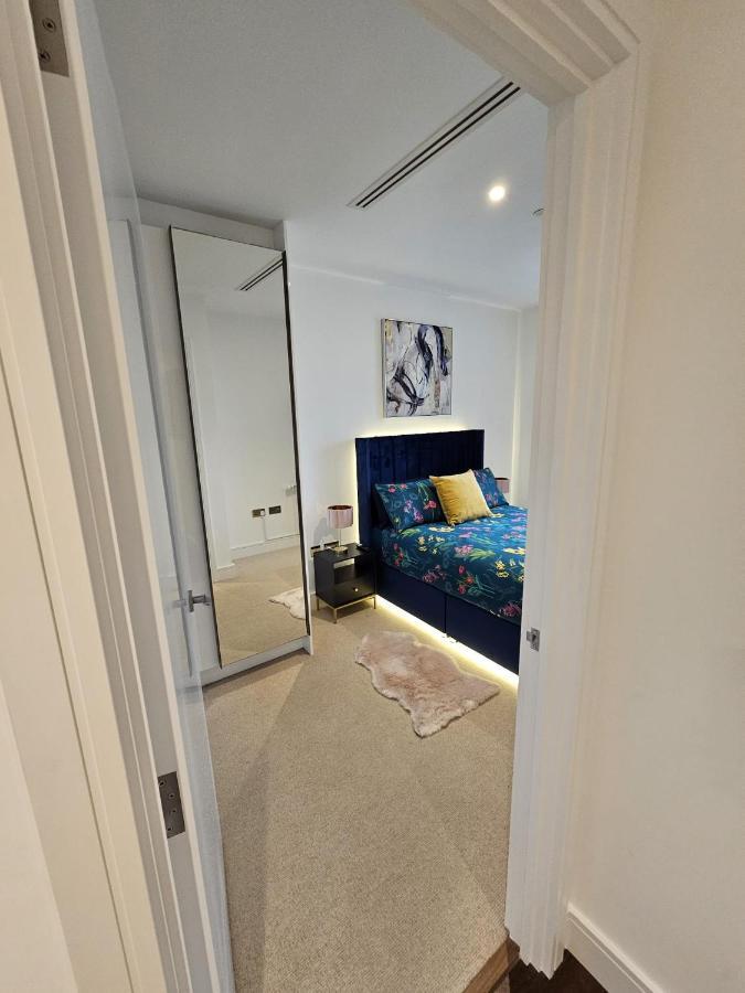 2 Bed Luxurious Apartments Canary Wharf Londra Esterno foto