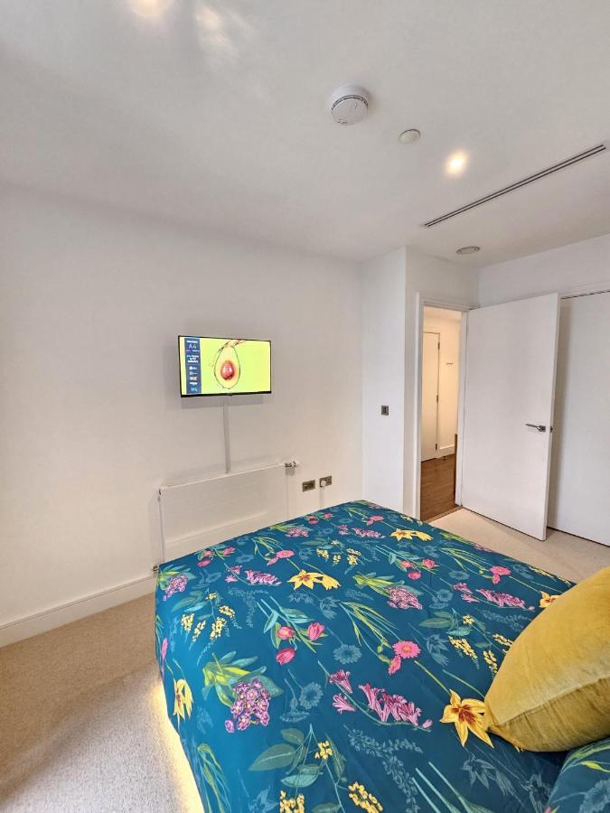 2 Bed Luxurious Apartments Canary Wharf Londra Esterno foto