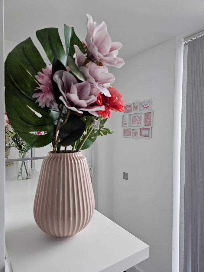 2 Bed Luxurious Apartments Canary Wharf Londra Esterno foto