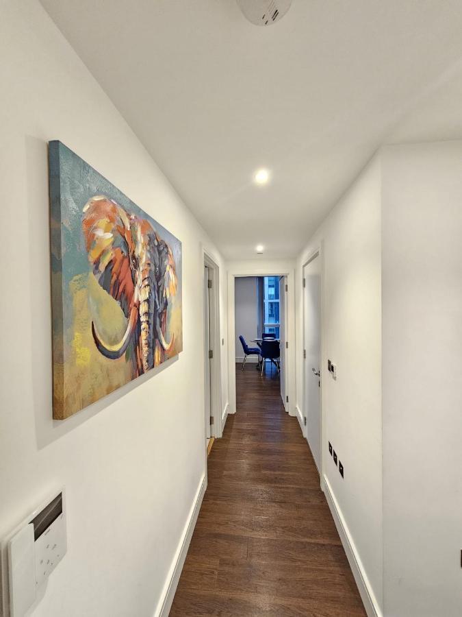 2 Bed Luxurious Apartments Canary Wharf Londra Esterno foto