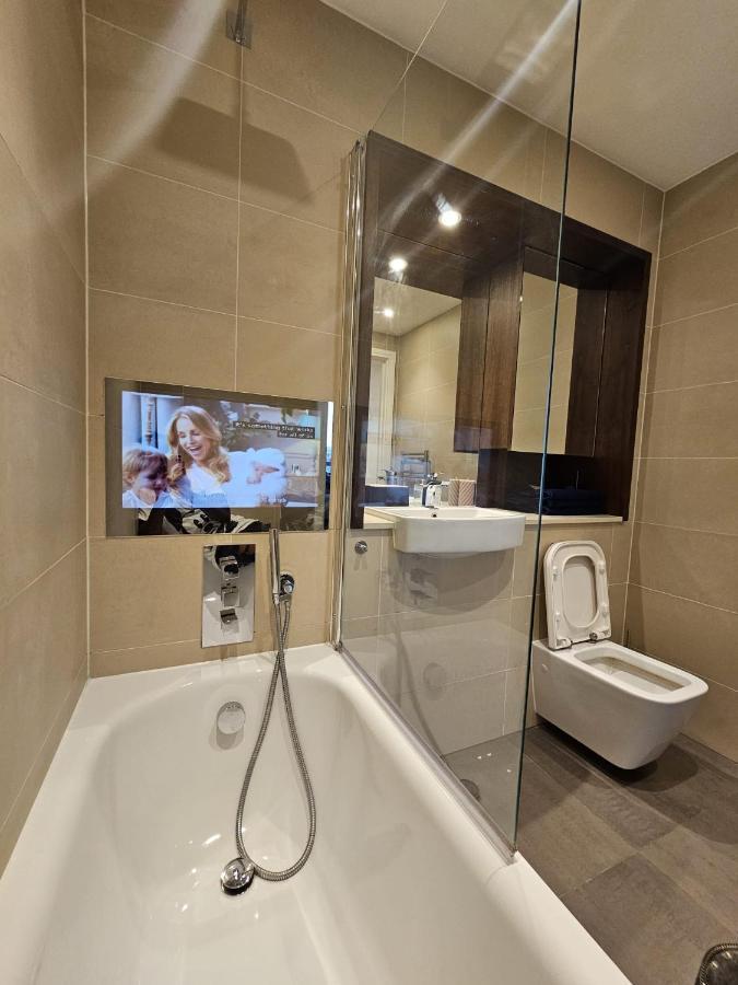 2 Bed Luxurious Apartments Canary Wharf Londra Esterno foto