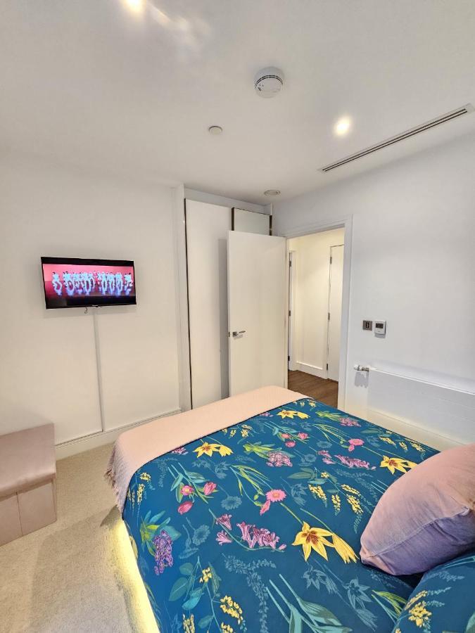 2 Bed Luxurious Apartments Canary Wharf Londra Esterno foto