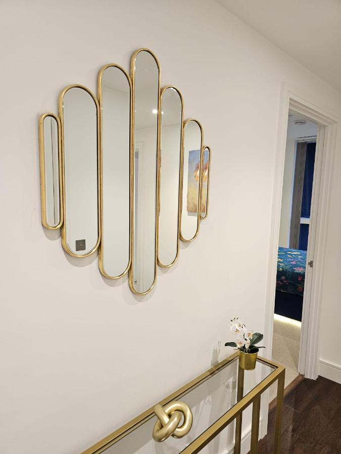 2 Bed Luxurious Apartments Canary Wharf Londra Esterno foto