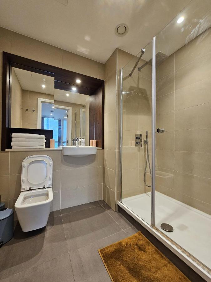 2 Bed Luxurious Apartments Canary Wharf Londra Esterno foto