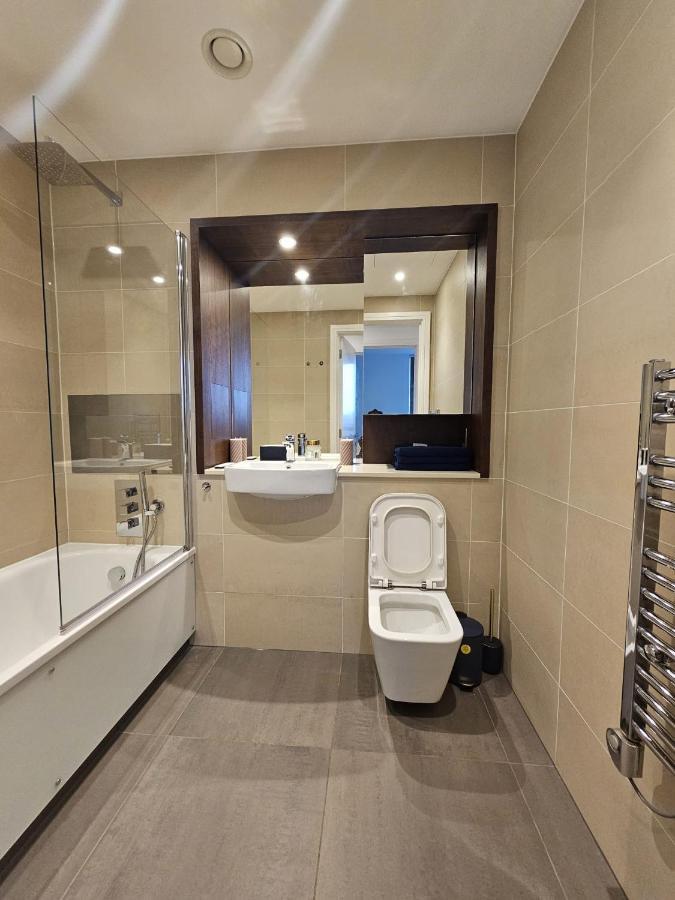 2 Bed Luxurious Apartments Canary Wharf Londra Esterno foto