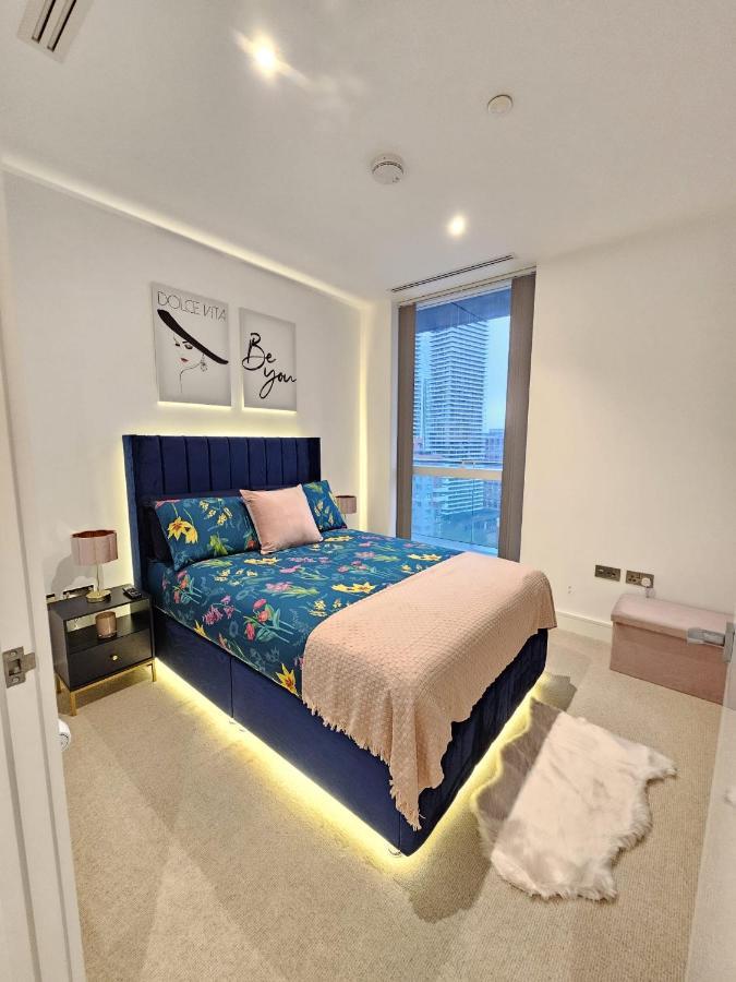2 Bed Luxurious Apartments Canary Wharf Londra Esterno foto