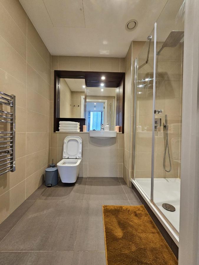 2 Bed Luxurious Apartments Canary Wharf Londra Esterno foto