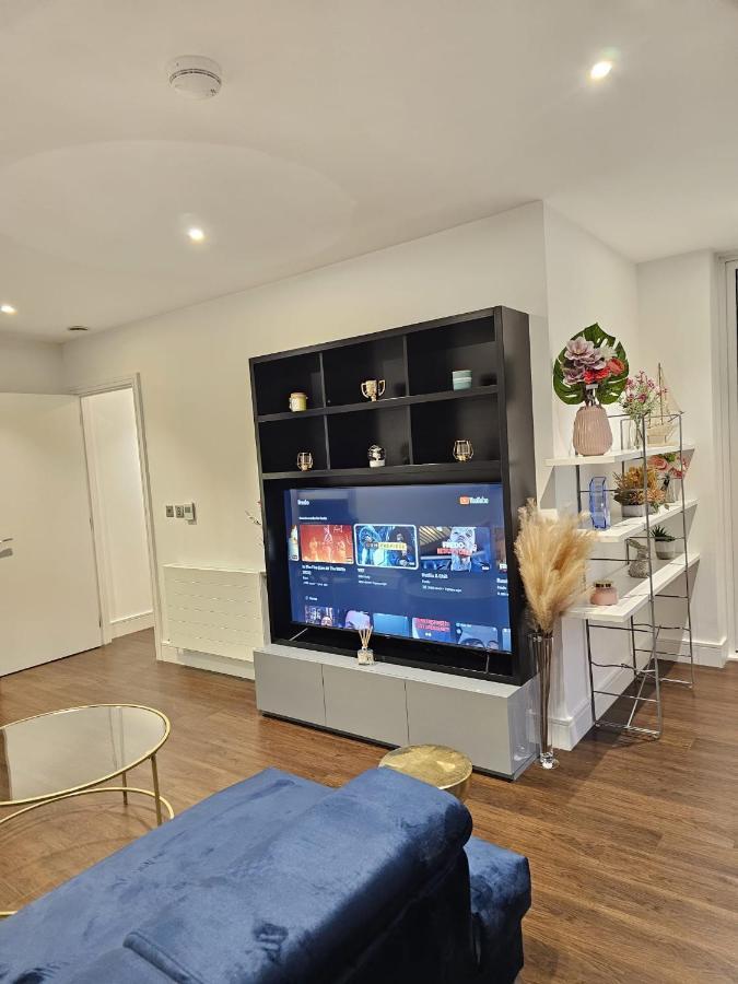2 Bed Luxurious Apartments Canary Wharf Londra Esterno foto