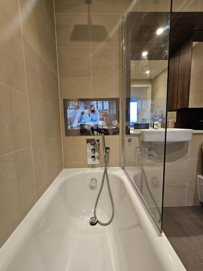 2 Bed Luxurious Apartments Canary Wharf Londra Esterno foto