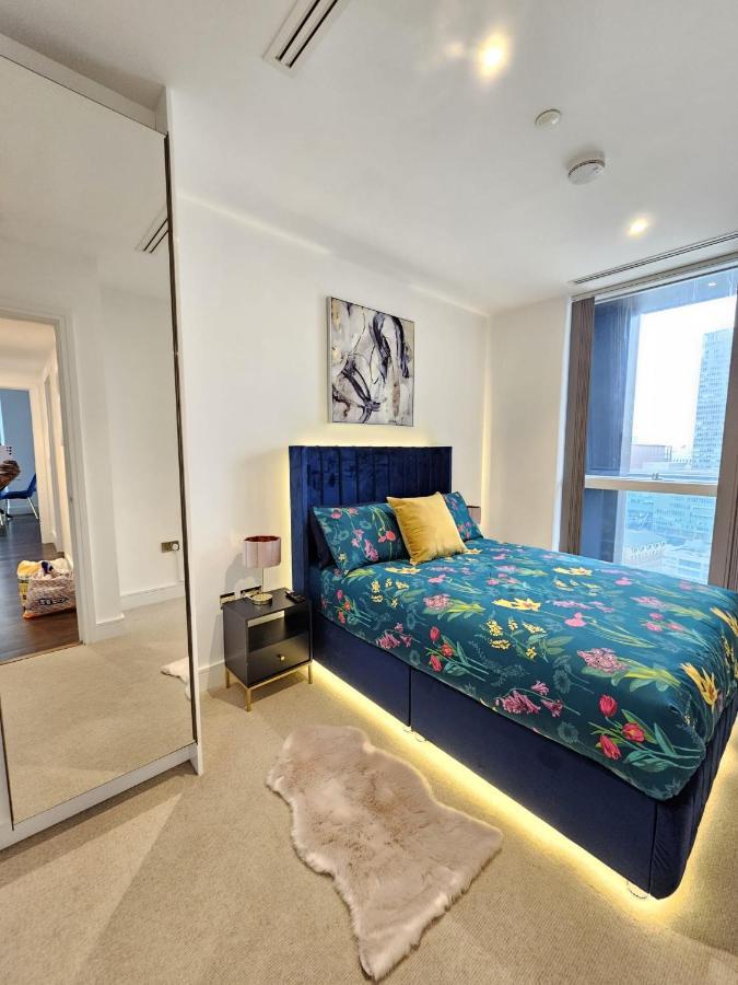 2 Bed Luxurious Apartments Canary Wharf Londra Esterno foto