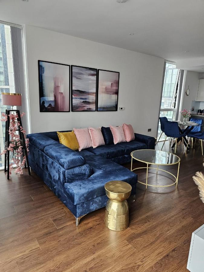 2 Bed Luxurious Apartments Canary Wharf Londra Esterno foto
