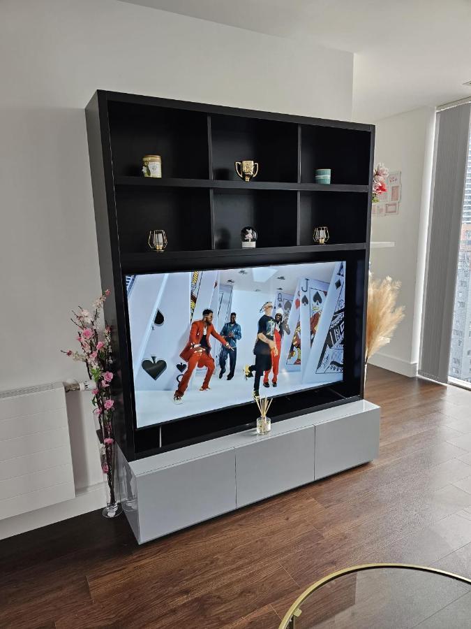 2 Bed Luxurious Apartments Canary Wharf Londra Esterno foto