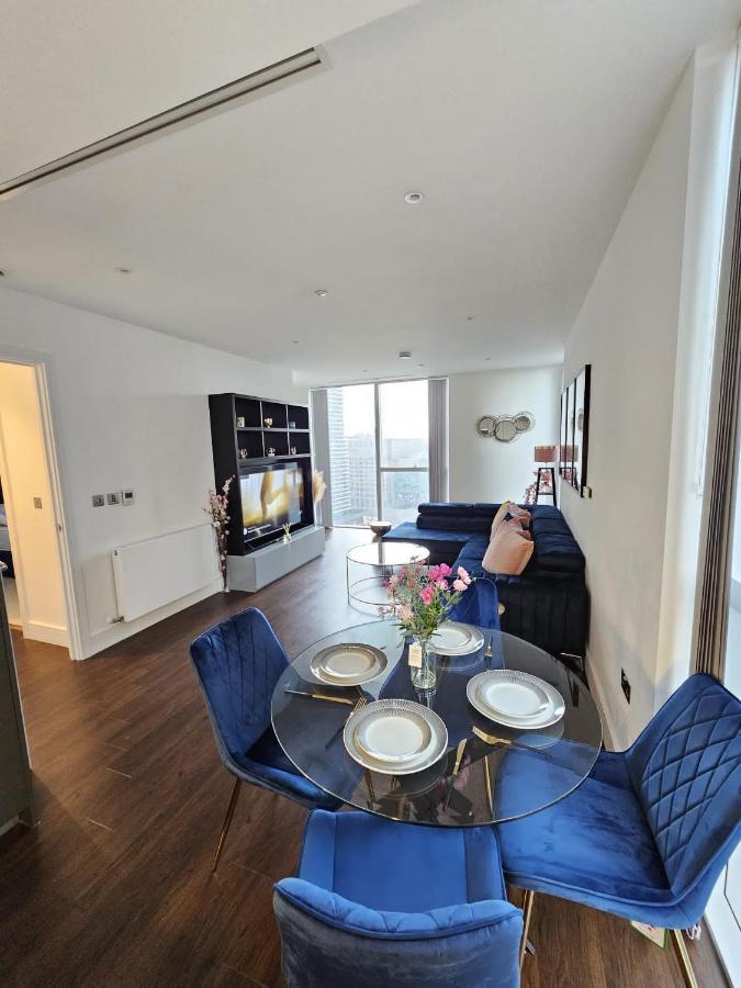 2 Bed Luxurious Apartments Canary Wharf Londra Esterno foto