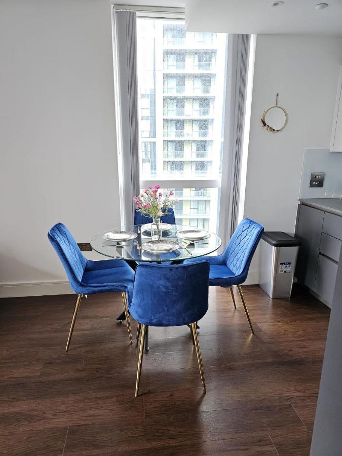 2 Bed Luxurious Apartments Canary Wharf Londra Esterno foto