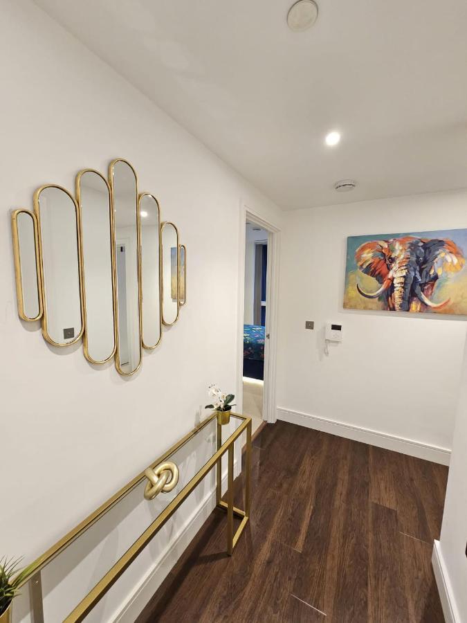 2 Bed Luxurious Apartments Canary Wharf Londra Esterno foto
